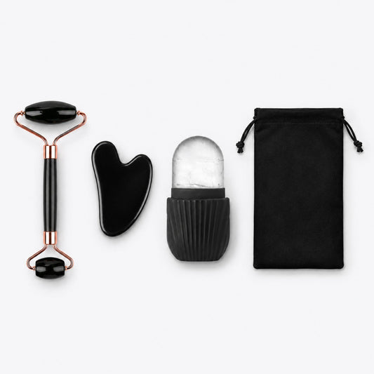 FORMMAX Face Reset Set als Flatlay auf hellem Hintergrund mit Roller, Gua Sha, Eisform und Tasche