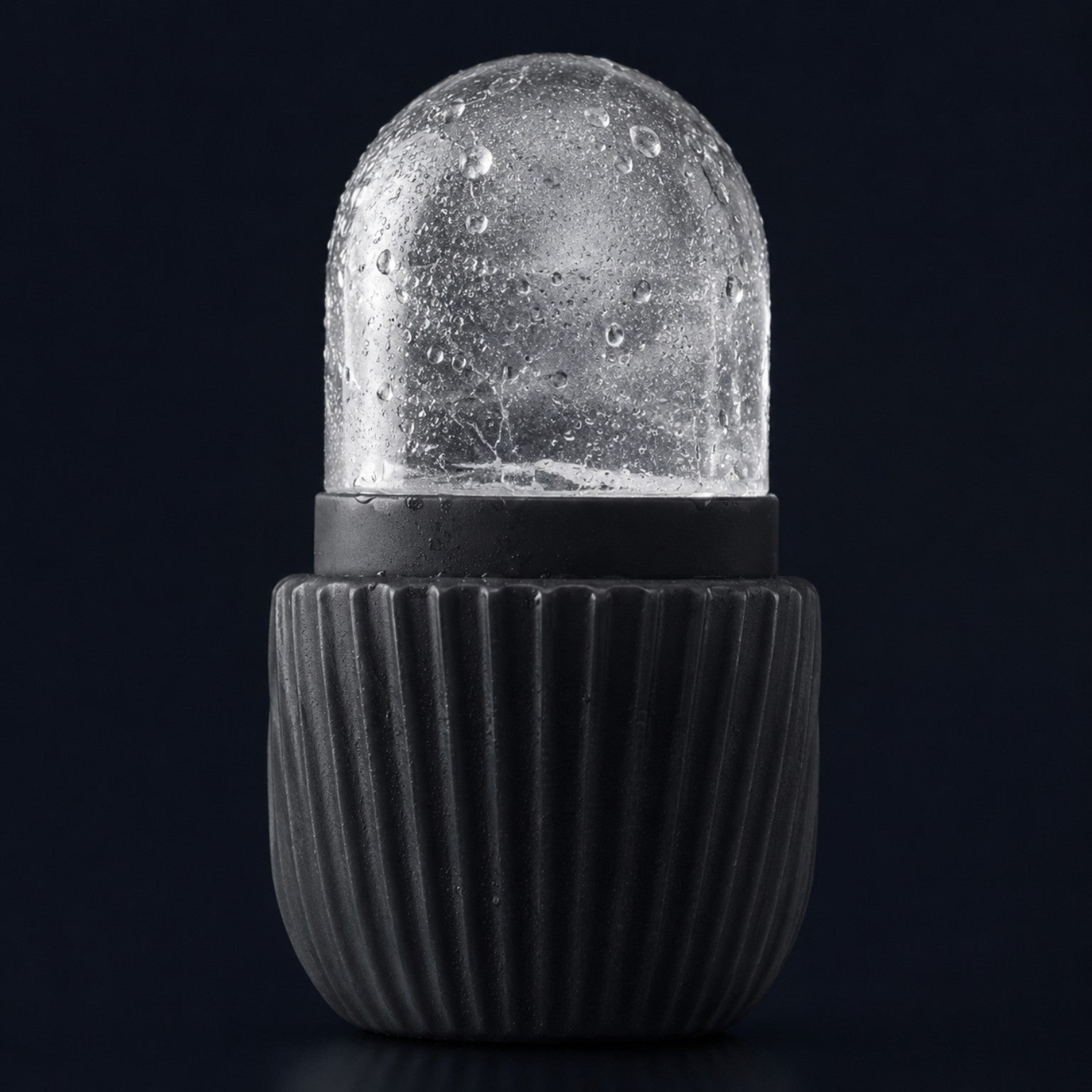 FORMMAX Silikon-Eisform mit Eis-Kuppel im Makrobild